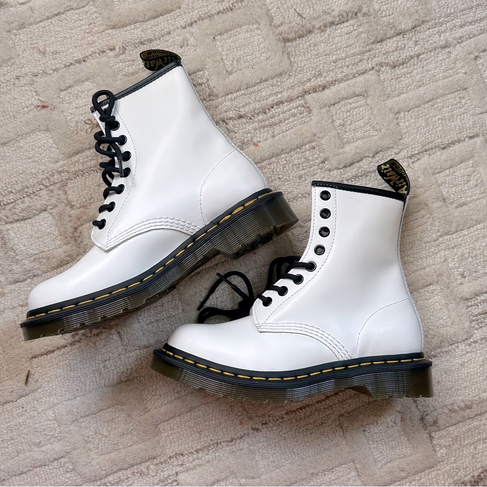 NIB Dr. Marten Classic Smooth Leather 1460 8 Eyes Combat Boots White 36